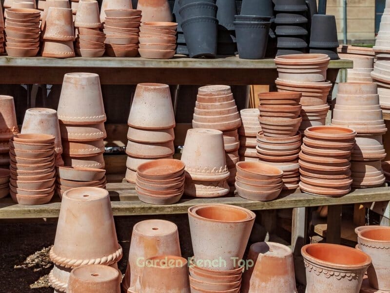 Drainage holes in pots